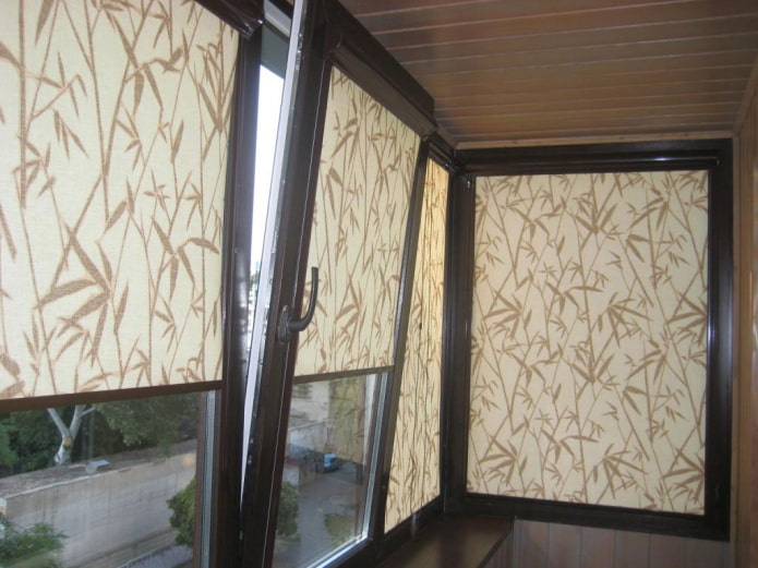 persianas enrollables beige con estampado en la logia