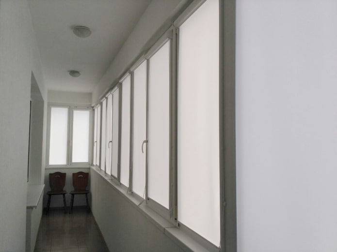 persianas enrollables blancas en la logia