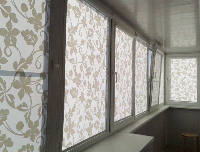 persianas enrollables blancas con estampado en la logia