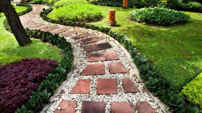 Cómo ¿Decorar bellamente los senderos del jardín para una residencia de verano?