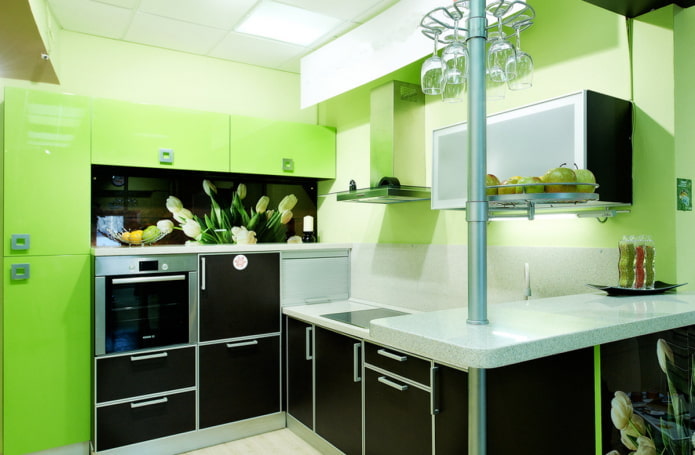 Interior de cocina en tonos negros y verdes