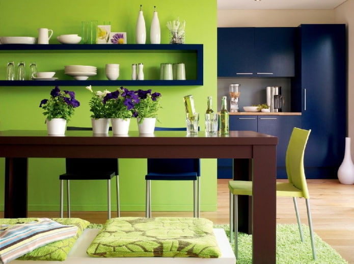 Interior de cocina en tonos azul-verde