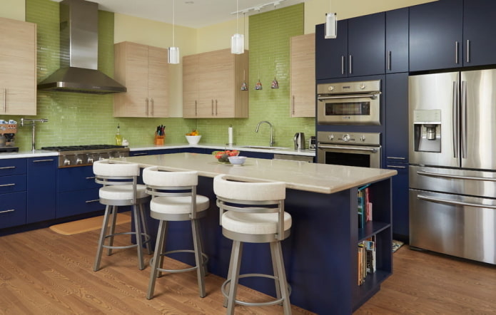 Interior de cocina en tonos azul-verde