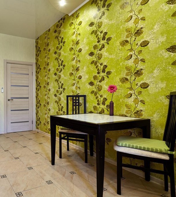 Papel pintado verde ensalada en el interior de la cocina