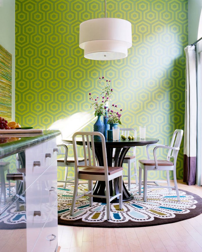 Papel pintado verde claro con estampado geométrico