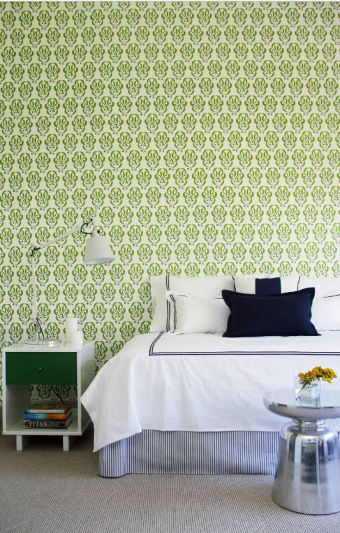 papel tapiz verde claro en el interior del dormitorio