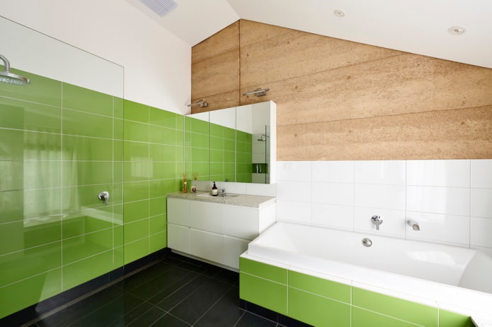 azulejos verde claro en el baño