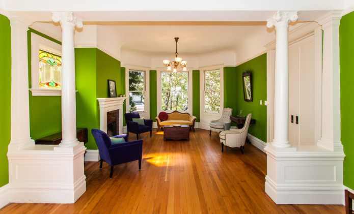 Interior clásico con paredes verde claro