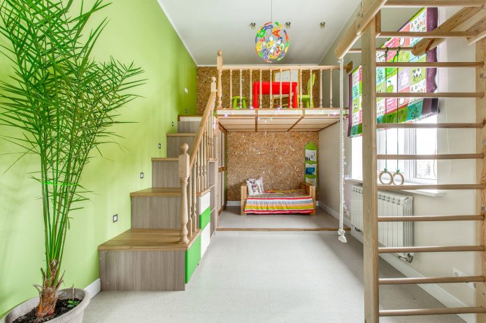 pared verde claro en la habitación infantil
