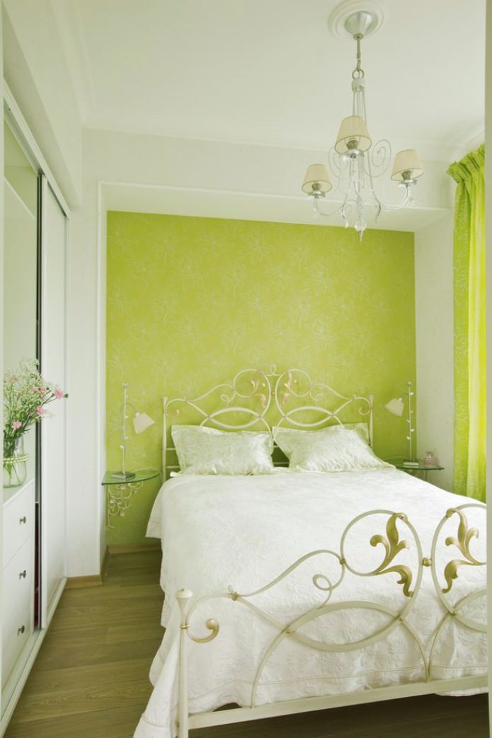 Pared de acento verde ensalada en el dormitorio
