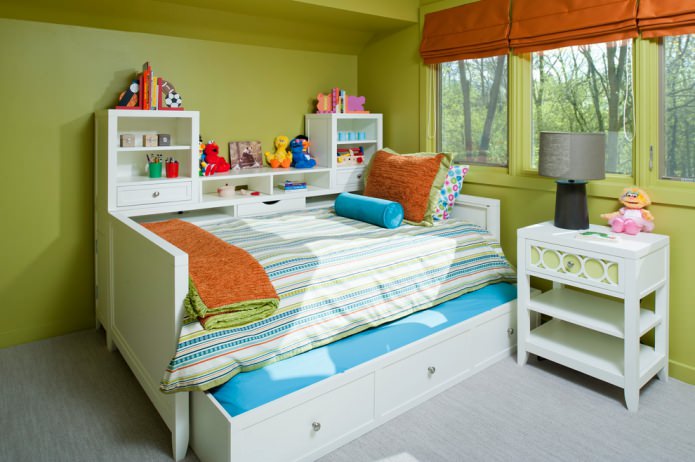 Paredes verde ensalada en la habitación infantil