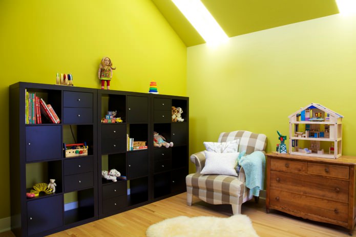 Paredes verde ensalada en la habitación infantil