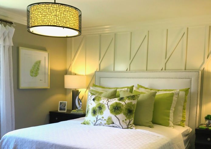 Almohadas verde ensalada en el dormitorio