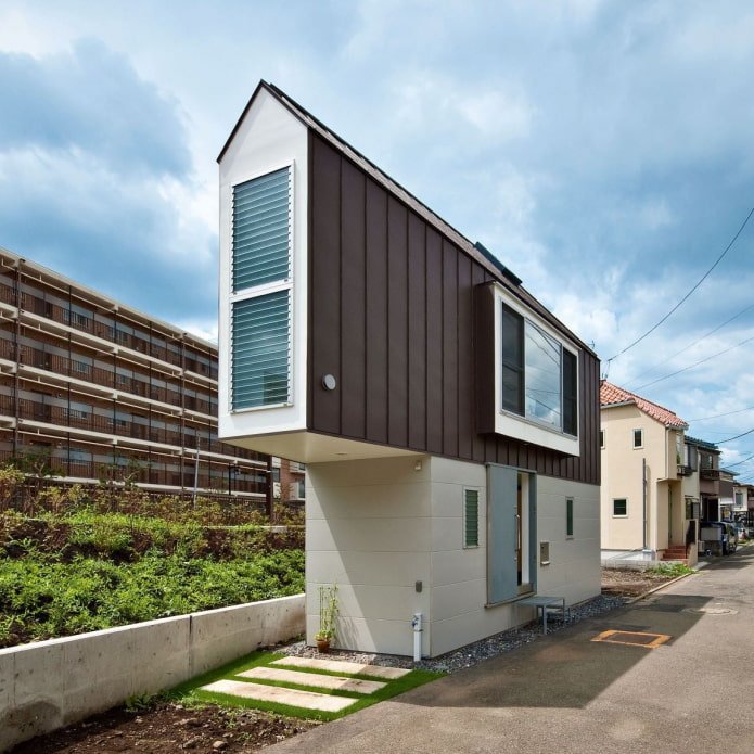 casa estrecha en Tokio durante el día