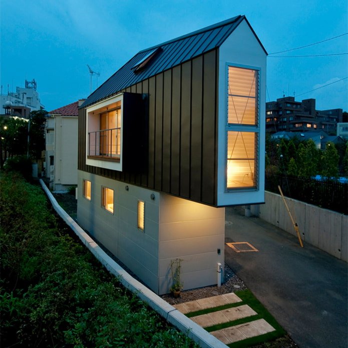 casa estrecha en Tokio de noche