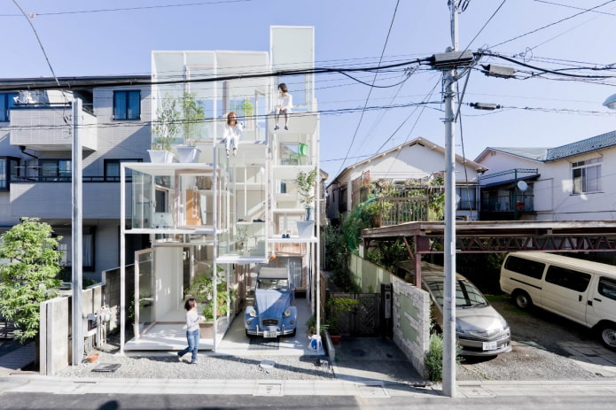 casa transparente en Tokio vista desde el exterior