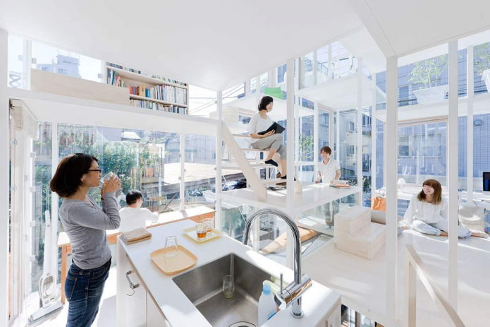 casa transparente en Tokio vista desde el interior