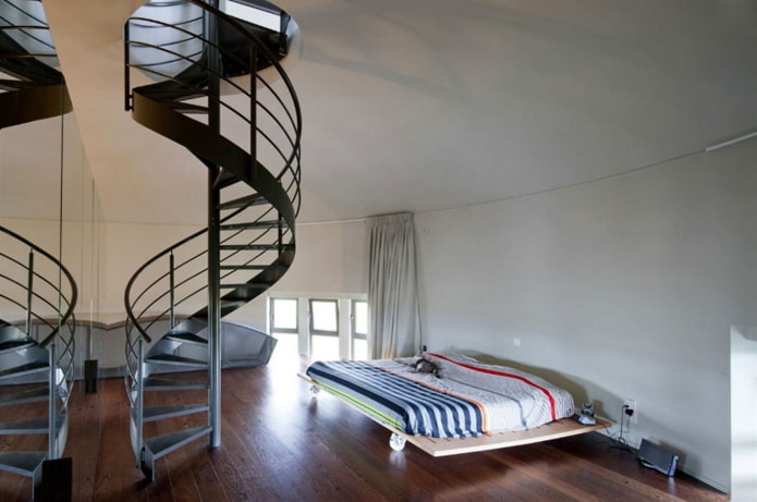 casa construida a partir de una torre de agua en Bélgica vista desde el interior