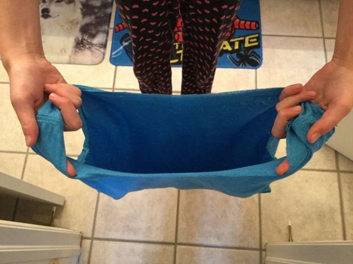 Bolsa de compras con ropa vieja