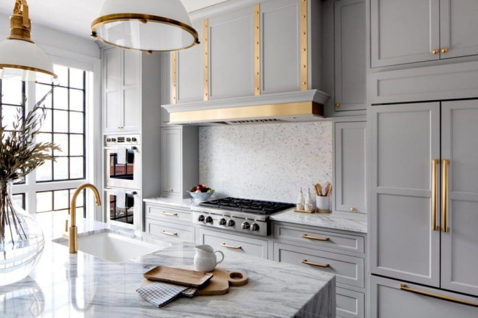 cocina en tonos grises con detalles brillantes
