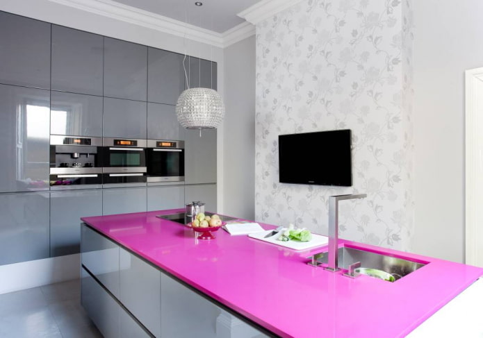 cocina en tonos grises con detalles brillantes