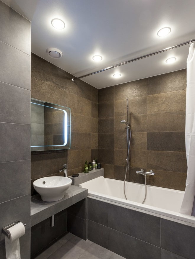 Interior de baño en tonos gris-marrón