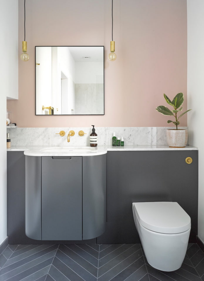 interior de baño en tonos grises y rosas