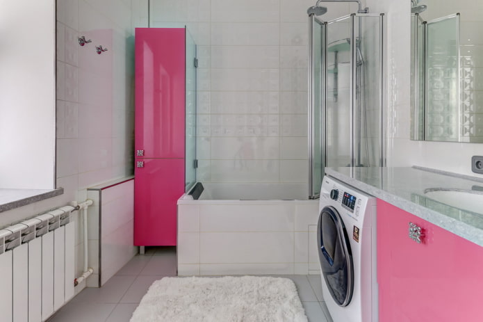 diseño de baño con frentes de muebles rosas
