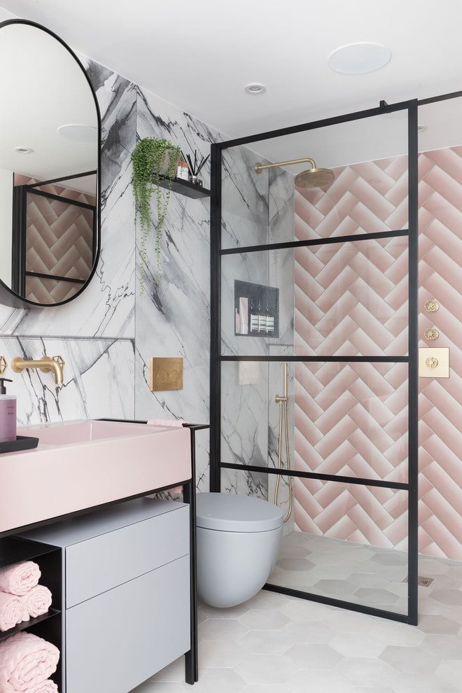 interior de baño gris y rosa