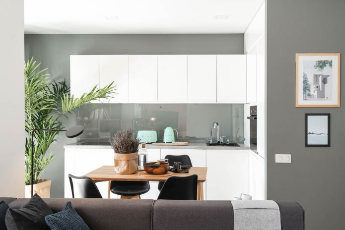 cocina con paredes verde grisáceas y muebles blancos como la nieve brillantes