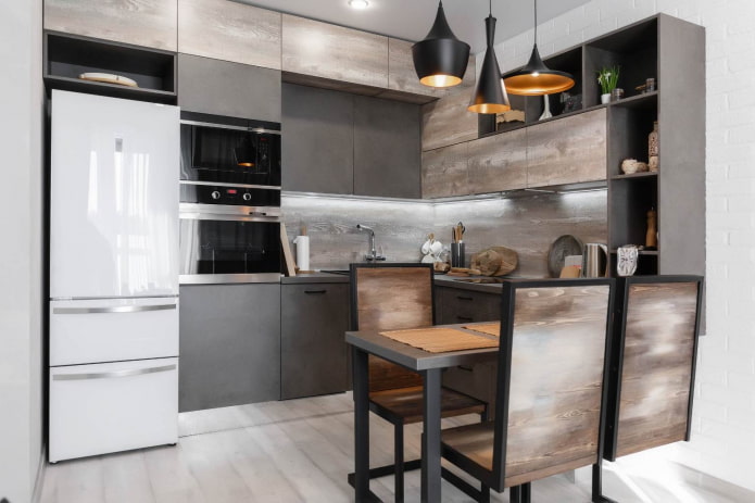 Madera de varios tonos en el interior de una cocina gris y blanca