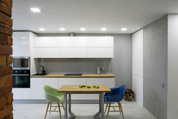 Sillas de plástico multicolor en una cocina gris y blanca