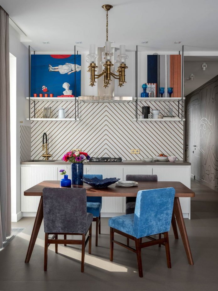 Acentos azules y rojos en una cocina gris y blanca