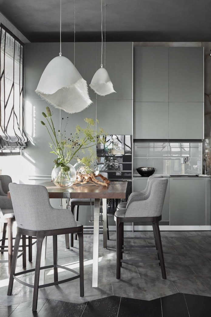 Hermosa decoración vegetal y pantallas textiles en una cocina gris y blanca