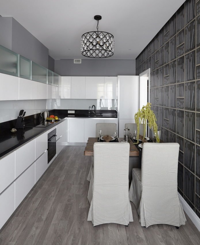Original decoración de pared en una cocina-comedor gris y blanca