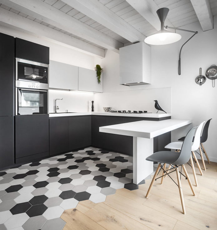 hermosa combinación de azulejos y madera en el suelo de una cocina gris y blanca