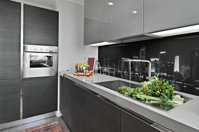 paisaje con vistas a una metrópolis nocturna en una cocina gris y blanca