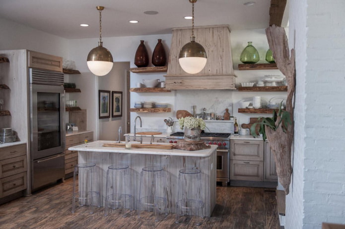 Cocina de estilo provenzal en tonos grises y blancos con elementos de madera natural