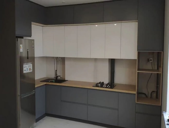suelo de madera clara en una cocina gris y blanca