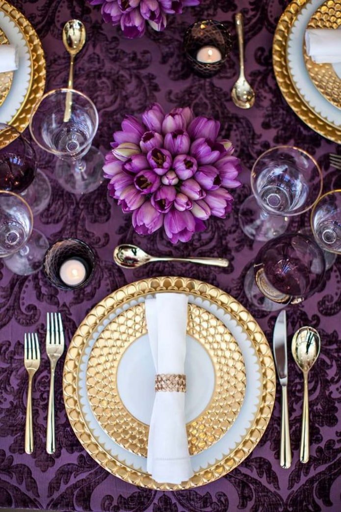 mesa con cubiertos