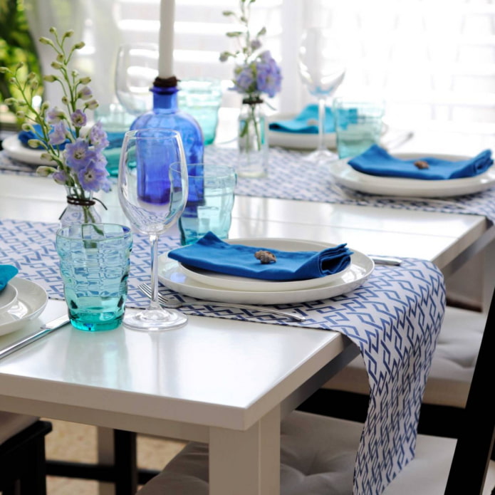 mesa en tonos azules