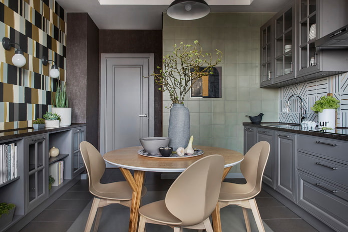 Puerta gris en la cocina