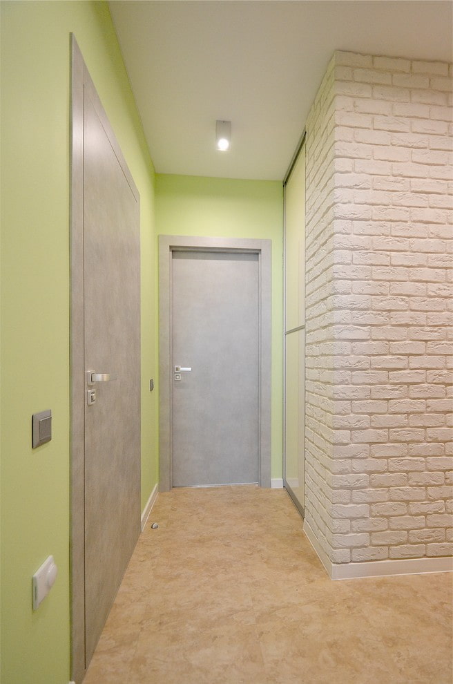 puertas gris claro en el interior
