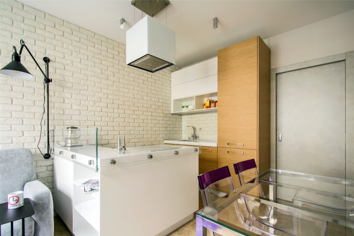 Puerta beige grisáceo en la cocina