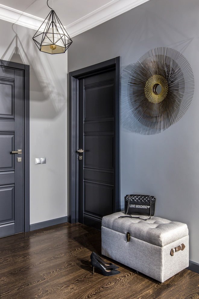 puertas gris oscuro en el interior
