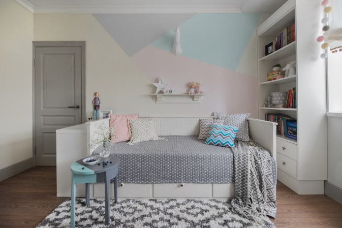 puerta gris en una habitación infantil