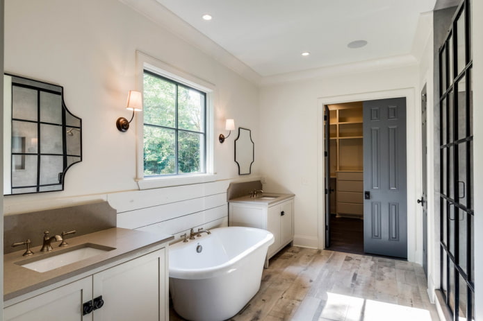 Puerta gris en combinación con paredes del interior