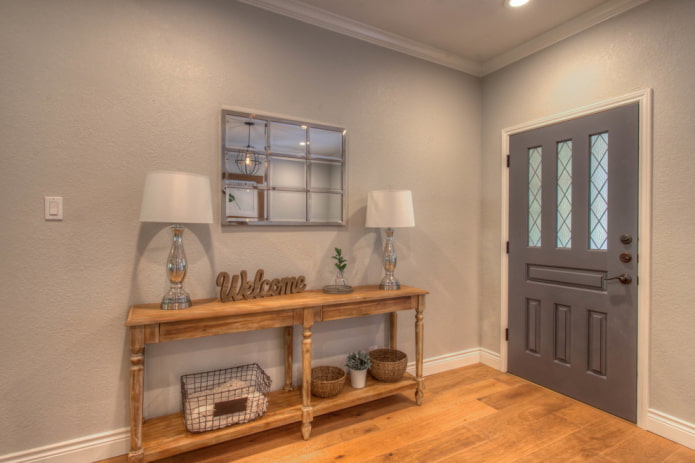 Puerta gris con inserciones de vidrio en el interior