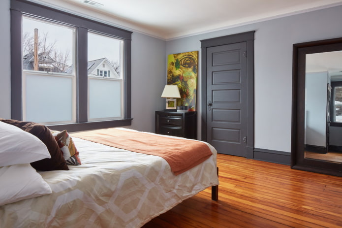 Puerta gris en combinación con paredes del interior