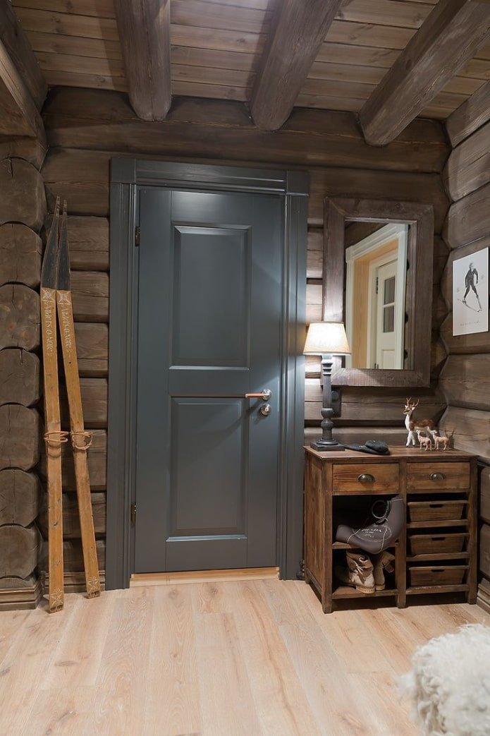 puerta gris en estilo chalet